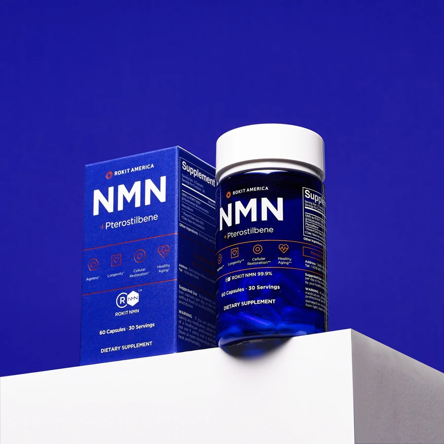 흰 받침대 위 로킷아메리카 NMN 프테로스틸벤 상자와 병, 파란 배경